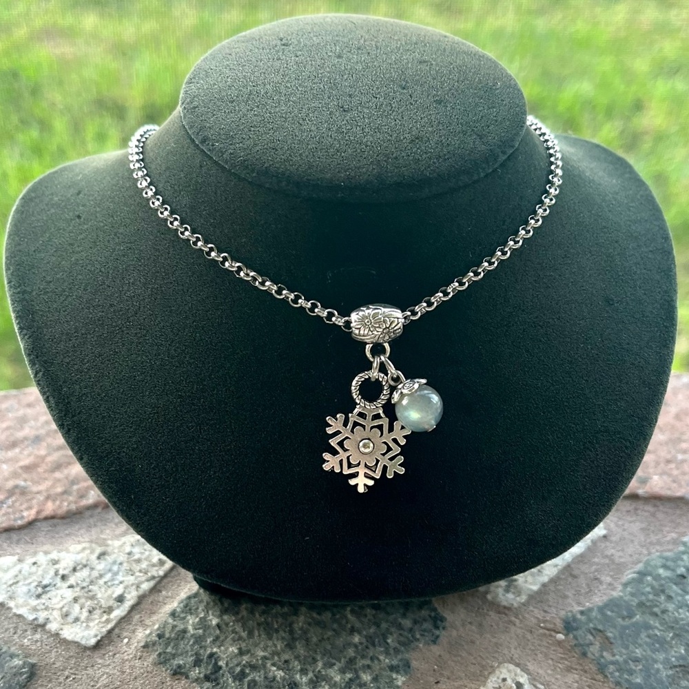 Snowflake blue green iridescent labradorite gemstone necklace